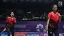 Ganda putri Indonesia, Della Destiara Haris/Rizki Amelia Pradipta bersorak saat melawan pemain Jepang, Misaki Matsumoto/Ayaka Takahashi pada semifinal Bulutangkis Beregu Putri Asian Games 2018 di Jakarta, Selasa (21/8). (Liputan6.com/Helmi Fithriansyah)