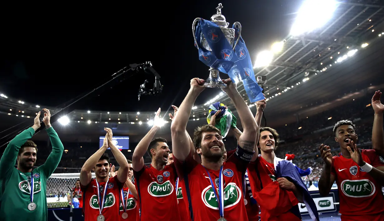 Para pemain Paris Saint Germain (PSG) melakukan selebrasi usai meraih kemenangan atas Angers pada laga final Coupe de France, di Stade de France, Paris, Minggu (28/5/2017). PSG Menang 1-0. (EPA/Etienne Laurent)