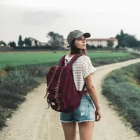 Menggabungkan gerakan berjalan dengan beban tambahan, rucking menawarkan cara sederhana untuk membuat rutinitas olahraga terasa lebih intens. (Foto/Dok: Pexels)