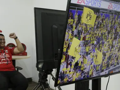 Ketua Umum The Jakmania, Diky Soemarno, saat bermain FIFA 20 di Kantor KLY, Gondangdia, Kamis (25/6/2020). Acara bertajuk BOLA Esports Challenge ini mempertemukan pemain Persija dengan The Jakmania pada pertandingan  FIFA 20. (Bola.com/M Iqbal Ichsan)