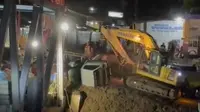 Perbaikan jembatan Cidadap Kabupaten Sukabumi pasca rusak akibat bencana banjir. (Liputan6.com/Fira Syahrin).