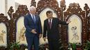 JK dan Mike Pence akan membahas lima bidang kerja sama bilateral strategis diantaranya yaitu ekonomi investasi, maritim dan penanggulangan terorisme, Jakarta, Kamis (20/4). (AP Photo/Achmad Ibrahim/Pool)