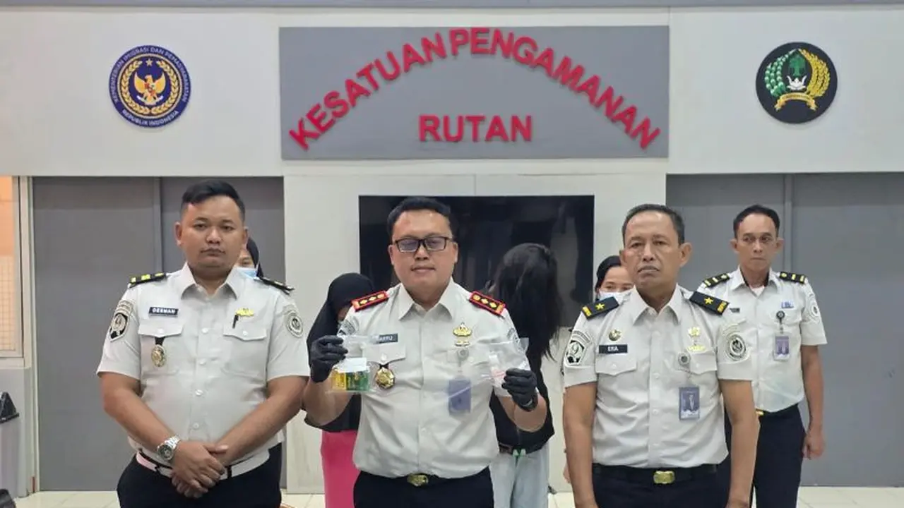 Kepala Rutan Kelas I Salemba, Jakarta Pusat, Wahyu Trah Utomo memperlihatkan narkoba yang coba diselundupkan ke dalam rumah tahanan tersebut pada Senin (15/6/2026) (Istimewa)