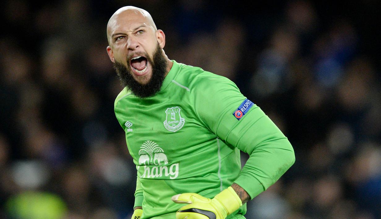 Tim Howard - Howard pernah mencetak gol fantastis untuk Everton tepatnya Pada 4 Januari 2012. Kiper asal Amerika Serikat itu membobol gawang Bolton dari dalam area kotak penaltinya sendiri atau sekitar 95 meter dari gawang lawan. (AFP/Oli Scarff)
