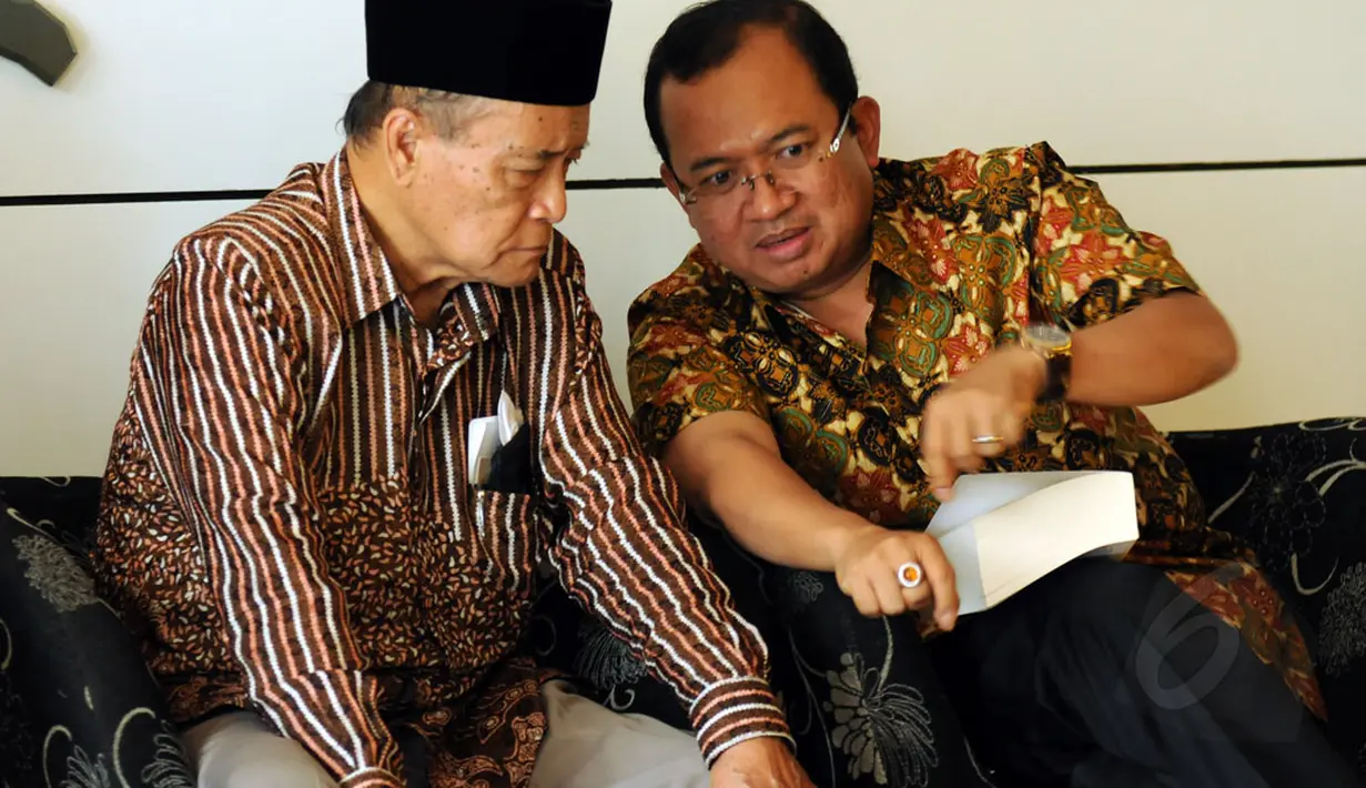Wakil Ketua DPR, Priyo Budi Santoso (kanan), berdiskusi dengan Ahmad Syafii Maarif disela-sela bedah buku berjudul Indonesia Gawat Darurat karya Bambang Soesatyo di Jakarta, (31/8/2014). (Liputan6.com/Helmi Fithriansyah)
