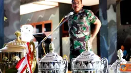 Citizen6, Cilandak: Komandan Korps Marinir Mayor Jendral TNI (Mar) M Alfan Baharudin memberikan apresiasi kepada  Kontingen Porwilbar Marinir yang telah menjadi Juara Umum Powilbar 2012 pada, Senin (18/6). (Pengirim: Marinir)