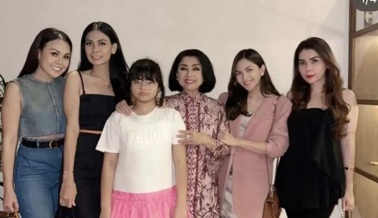 Bersama keluarganya, Jessica Mila dan Yakup Hasibuan merayakan ulang tahun dengan makan bersama. [@jesicamila03]