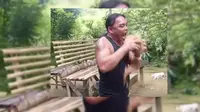 Dalam Hitungan Detik, Pria Ini Kupas Kelapa Pakai Gigi 