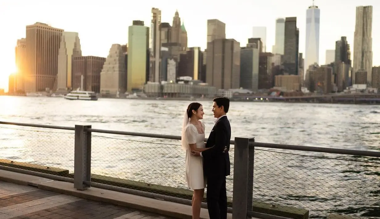 Enzy Storia dan Molen Kasetra juga melakoni pemotretan prewedding di New York. Gaya foto prewedding yang khas dengan wedding dress jadi konsep foto pranikah mereka. [Instagram].