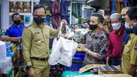 Wali Kota Bogor, Bima Arya saat melaunching program Pasar Bebas Plastik di Blok F, Pasar Kebon Kembang, Senin  (13/12/2021).