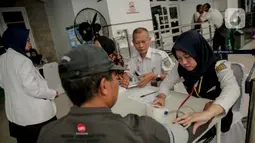 Calon penumpang mengecek kesehatan di Posko Kesehatan KAI Daop 1 di Stasiun Senen, Jakarta, Senin (30/12/2019). Demi memberikan kenyamanan di masa angkutan Natal dan Tahun Baru, PT KAI Daop 1 Jakarta menyediakan layanan pemeriksaan kesehatan dan pengobatan Gratis. (Liputan6.com/Faizal Fanani)