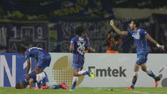 Pemain Persib merayakan gol Tantan ke gawang Sriwijaya FC dalam laga Torabika Soccer Championship 2016 di Stadion Si Jalak Harupat, Bandung, Sabtu (30/4/2016). (Bola.com/Vitalis Yogi Trisna)