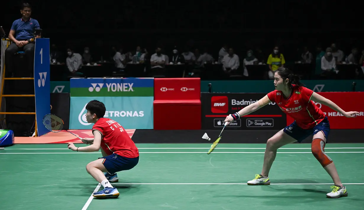 Di game kedua laga berjalan ketat dan Zhang Shu Xian/Zheng Yu mampu unggul 11-10 saat interval. Apriyani Rahayu/Siti Fadia hanya mampu memberi perlawanan hingga kedudukan 12-15. Setelah itu pasangan Cina mampu merebut 6 poin beruntun untuk menyelesaikan game kedua dengan 21-12 hingga memaksa terjadinya rubber game. (AFP/Mohd Rasfan)