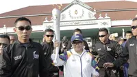Menteri Luar Negeri, Retno Marsudi, menjadi pelari pertama kirab obor di Pagelaran Keraton Yogyakarta, Kamis (19/7/2018). Total jarak kirab Obor di Yogya ini sepanjang 11,5 kilometer. (Bola.com/M Iqbal Ichsan)