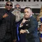 Floyd Mayweather Jr. (kiri) dan Conor McGregor berfoto usai melakukan konferensi pers jelang duel di MGM Grand, Las Vegas, (23/8/2017). (AP/John Locher)