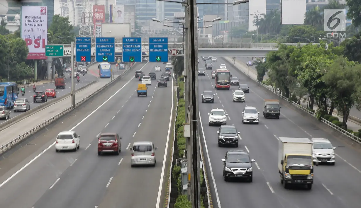 Kendaraan ramai dan lancar ketika melintas di Tol Dalam Kota kawasan Jalan Gatot Subroto, Jakarta, Jumat (23/6). Sejumlah ruas jalan di wilayah Jakarta lancar pagi ini, yang merupakan hari pertama cuti bersama Lebaran 2017. (Liputan6.com/Faizal Fanani)
