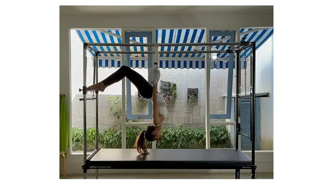 6 Potret Mikha Tambayong saat Latihan Pilates, Curi Perhatian
