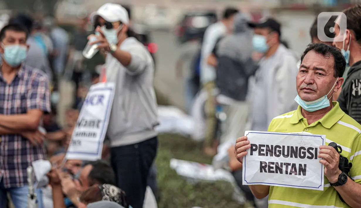 Pengungsi Afghanistan melakukan unjuk rasa di depan Kantor UNHCR, Jakarta, Kamis (31/3/2022). Pengungsi Afghanistan memprotes ketidakpedulian UNHCR dan meminta pejabat terkait meninjau kembali kasus migrasi serta pemukiman kembali mereka. (Liputan6.com/Faizal Fanani)