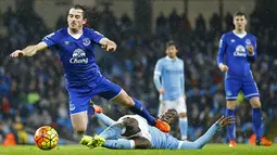 Gelandang, Manchester City, Yaya Toure, menekel bek sayap Everton, Leighton Baines, pada laga Liga Premier Inggris di Stadion Etihad, Inggris, Kamis (13/1/2016). Kedua tim bermain imbang 0-0. (Reuters/Darren Staples)