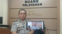 Polda Jatim terus membuka berbagai kemungkinan atas kasus pembunuhan keji yang menimpa guru tari, Budi Hartanto. (Liputan6.com/ Dian Kurniawan)