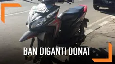 Betapa terkejutnya si pemilik motor saat dia mendapati ban motor bagian depannya hilang dan digantikan dengan donat.