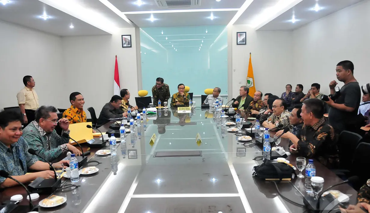 Dalam Pertemuan yang dihadiri Ketua Dewan Pertimbangan Akbar Tanjung itu membahas mengenai pelaksanaan Musyawarah Nasional (Munas) tetap dilaksanakan tahun 2015, Jakarta, Rabu (12/11/2014) (Liputan6.com/Johan Tallo)