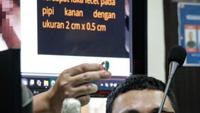 Jaksa penuntut umum menunjukkan barang bukti berupa cincin akik hijau di sidang lanjutan kasus pembunuhan Brigadir Nurhadi. (Liputan6.com/ Dok Ist)