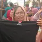 Pastin (55), warga asal Desa Dologan, Kecamatan Japah, Kabupaten Blora, Jawa Tengah, memperlihatkan kaus dari Presiden Jokowi. (Liputan6.com/Ahmad Adirin)