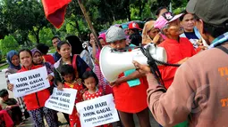 Massa yang sebagian besar terdiri dari kaum ibu dan anak-anak menggelar demo di depan Balaikota, Jakarta, Jumat (27/2/2015). Mereka menilai Gubernur Ahok gagal menjalankan pemerintahan dalam 100 hari (Liputan6.com/Faisal R Syam)