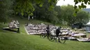 Warga bersantai pada hari pertama berakhirnya lockdown di salah satu taman tepi Sungai Moskow, Moskow, Rusia, Selasa (9/6/2020). Warga Moskow bebas beraktivitas setelah dua bulan menjalani lockdown akibat pandemi virus corona COVID-19. (AP Photo/Alexander Zemlianichenko)