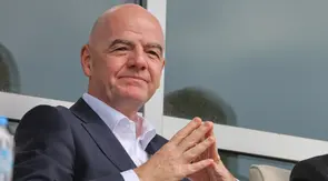 Momen itu juga disaksikan Presiden FIFA Gianni Infantino yang turut hadir di pertandingan Iran vs Kosta Rika. (AP Photo/Riza Ozel)