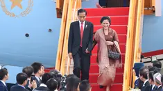 Presiden RI Joko Widodo dan istri Iriana Jokowi tiba di Bandara Internasional Vietnam menjelang KTT Kerjasama Ekonomi Asia Pasifik (APEC) di kota Danang, Vietnam, (10/11). (AFP PHOTO / Kamu Aung Thu)