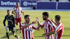 Para pemain Atletico Madrid merayakan gol ke gawang Levante pada laga La Liga di Stadion Camilo Cano, Selasa (23/6/2020). Atletico Madrid menang 1-0 atas Levante. (AFP/Jose Jordan)