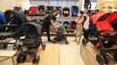 Konsumen memilih kereta dorong bayi di Babyshop Lippo Mall Puri, Jakarta, Jumat (30/04/2021). Babyshop berekspansi di Indonesia dan sudah ada lebih dari 225 toko di seluruh dunia termasuk di Timur Tengah, Afrika Utara, Asia Tenggara dan India. (Liputan6.com/Fery Pradolo)