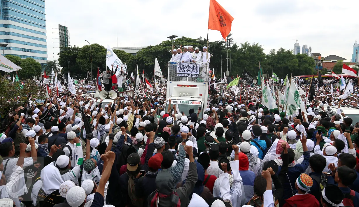 Rizieq Shihab menaiki mobil berada ditengah massa saat aksi damai 212 jilid 2 di depan Gedung Dewan Perwakilan Rakyat, Senayan, Jakarta, Selasa (21/2). (Liputan6.com/JohanTallo)