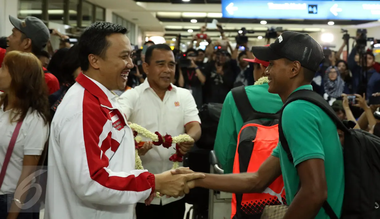 Menpora Imam Nahrawi (kiri) menyambut kedatangan Timnas Indonesia di Bandara Soekarno Hatta, Tangerang, Minggu (18/12). Sebelumnya, Indonesia melakoni laga final kedua Piala AFF 2016 kontra Thailand. (Liputan6.com/Helmi Fithriansyah)