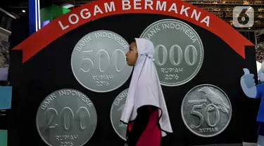 Seorang anak terlihat mengunjungi Festival Rupiah Berdaulat Indonesia (Ferbi) di Istora Senayan, kompleks Gelora Bung Karno, Jakarta, Sabtu (19/8/2023). (Liputan6.com/Angga Yuniar)