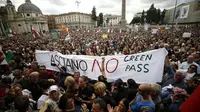 Orang-orang berkumpul di alun-alun Piazza del Popolo selama protes, di Roma, Sabtu, 9 Oktober 2021. (Cecilia Fabiano/LaPresse via AP)