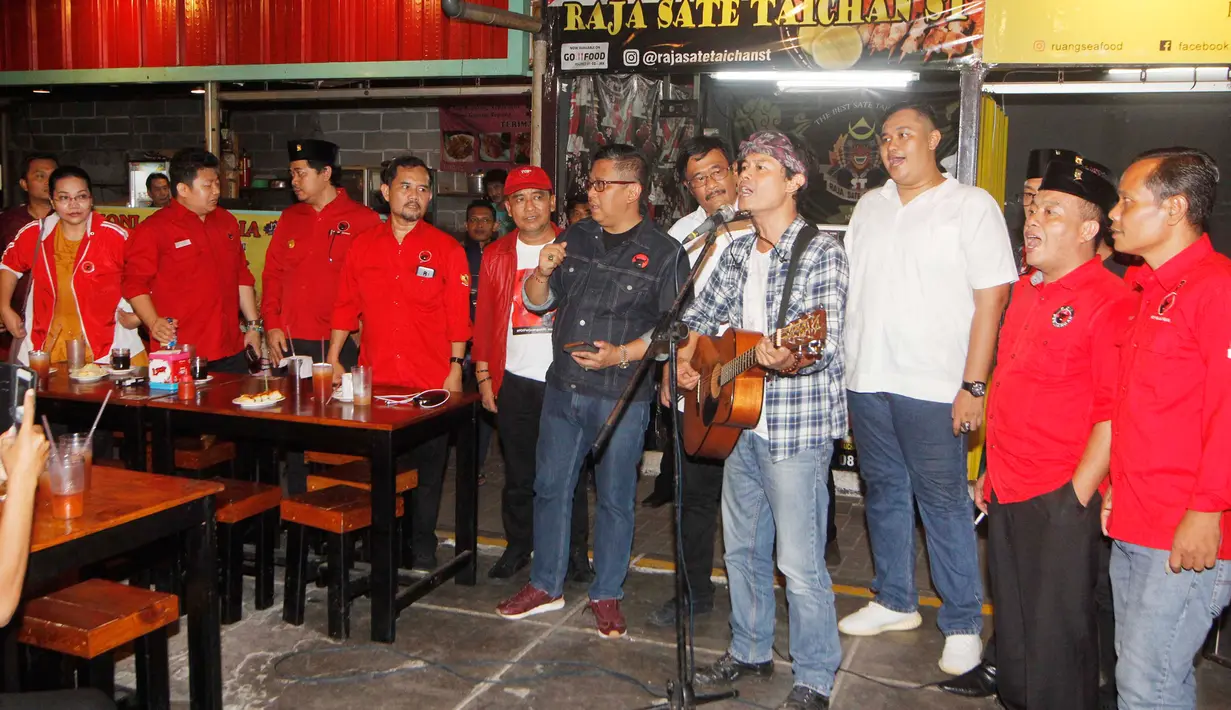 Sekretaris TKN Jokowi-Ma'ruf Amin, Hasto Kristiyanto dan Sekretaris TKN Jokowi-Ma'ruf Amin Kota Tangerang Andri S Pernama saat ngobrol santai dengan pemilih milenial dan organisasi kepemudaan di Tangerang, Banten, Jumat (21/12). (Liputan6.com/HO/Dodi)