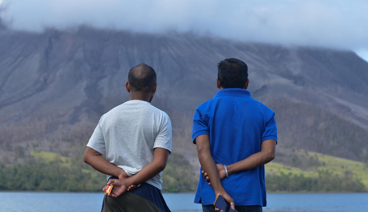 Letusan itu juga dibarengi dengan awan panas yang meluncur sejauh 1,7 kilometer ke arah pantai Pulau Ruang. (Ronny Adolof BUOL / AFP)