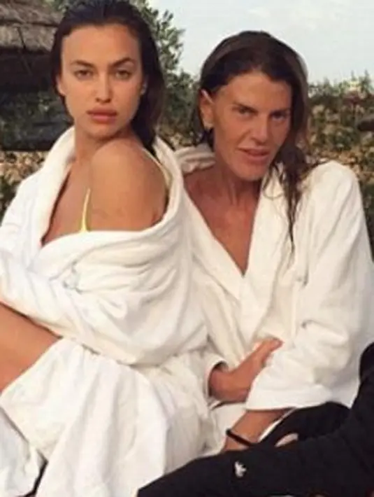 Bella liburan bersama teman-teman modelnya yakni Irina Shayk. Mereka nampak menikmati suasana pantai dan mengabadikannya dalam sebuah foto. (instagram/Bintang.com)