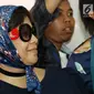 Istri Brigjen Purn Johan Sumampouw, Joyce Warouw tiba di Gedung Direktorat Reserse Krimum Polda Metro Jaya, Jakarta, Jumat (7/7). Joyce diperiksa terkait penamparan terhadap petugas aviation security. (Liputan6.com/Immanuel Antonius)