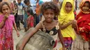 Seorang anak wanita membawa jerigen untuk mengisi air untuk mengisi air bersih di desa Hodeidah, Yaman (17/4). (AFP PHOTO / Stringer)