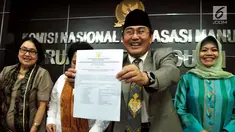 Ketua Panitia Seleksi calon anggota Komnas HAM, Jimly Asshiddiqie menunjukan daftar 14 nama yang lolos seleksi akhir, di Kantor Komnas HAM, Jakarta, Rabu (2/8). (Liputan6.com/Helmi Afandi)