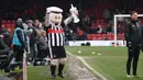 Hujan deras yang mengguyur daerah tersebut membuat air menggenang dan lapangan menjadi becek di Blundell Park. (AFP/Darren Staples)