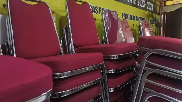 Polisi membongkar kasus penipuan dan penggelapan 120 kursi dan blower milik vendor Fatimah Az-Zahra Wedding di Tangerang Selatan (Tangsel). (Liputan6.com/Pramita)