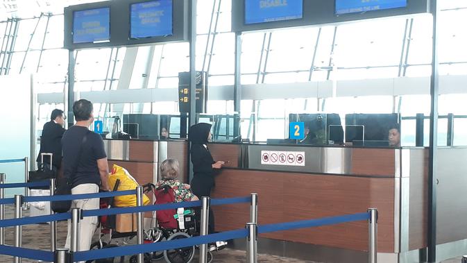 Petugas Bandara melayani penumpang disabel dalam persiapan jelang Asian Para Games 2018. (Liputan6.com/Pramita Tristiawati)