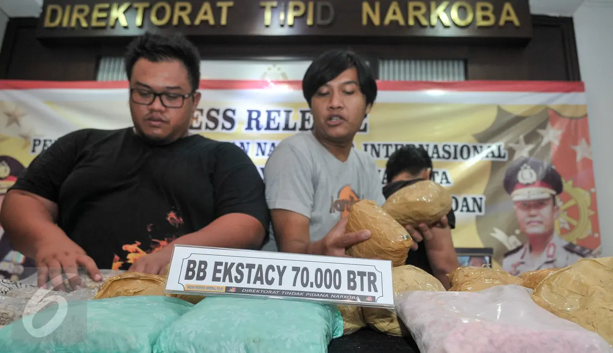 Petugas Dirtipid Narkoba Bareskrim Polri memperlihatkan barang bukti saat Press Release, Jakarta, Selasa (7/3). Dari 7 tersangka, petugas mengamankan barang bukti 48 kg sabu dan 70.000 butir pil ekstasi. (Liputan6.com/Yoppy Renato)