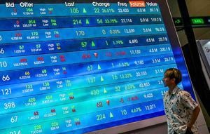 Indeks Harga Saham Gabungan (IHSG) pada penutupan perdagangan, Rabu 10 September 2025, ditutup menguat 70,402 poin atau naik 0,92% ke level 7.699,007, dari penutupan Selasa (9/9/2025) di 7.626,605. (BAY ISMOYO/AFP)
