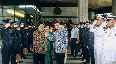 Ignasius Jonan dan EE Mangindaan di acara serah terima jabatan Menteri Perhubungan, Jakarta, Kamis (30/10/2014). (Liputan6.com/Faizal Fanani)